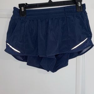 Lululemon size 6 hotty hot shirt 2.5 inch in seam in navy